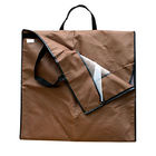 Не сплетенная трифолд сумка одежды с ручками в Брауне, промелькивает вверх сумку одежды