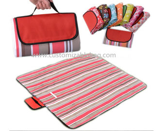 Красные нашивки вне складного водоустойчивого одеяла циновки пикника для располагаться лагерем/перемещение/выдвиженческое